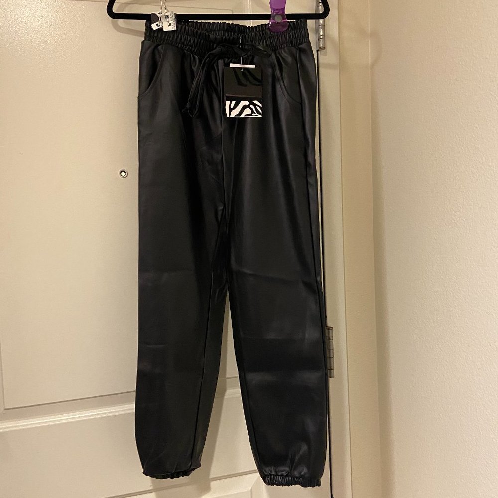 Leather pants with tapered legs. Medium size in black